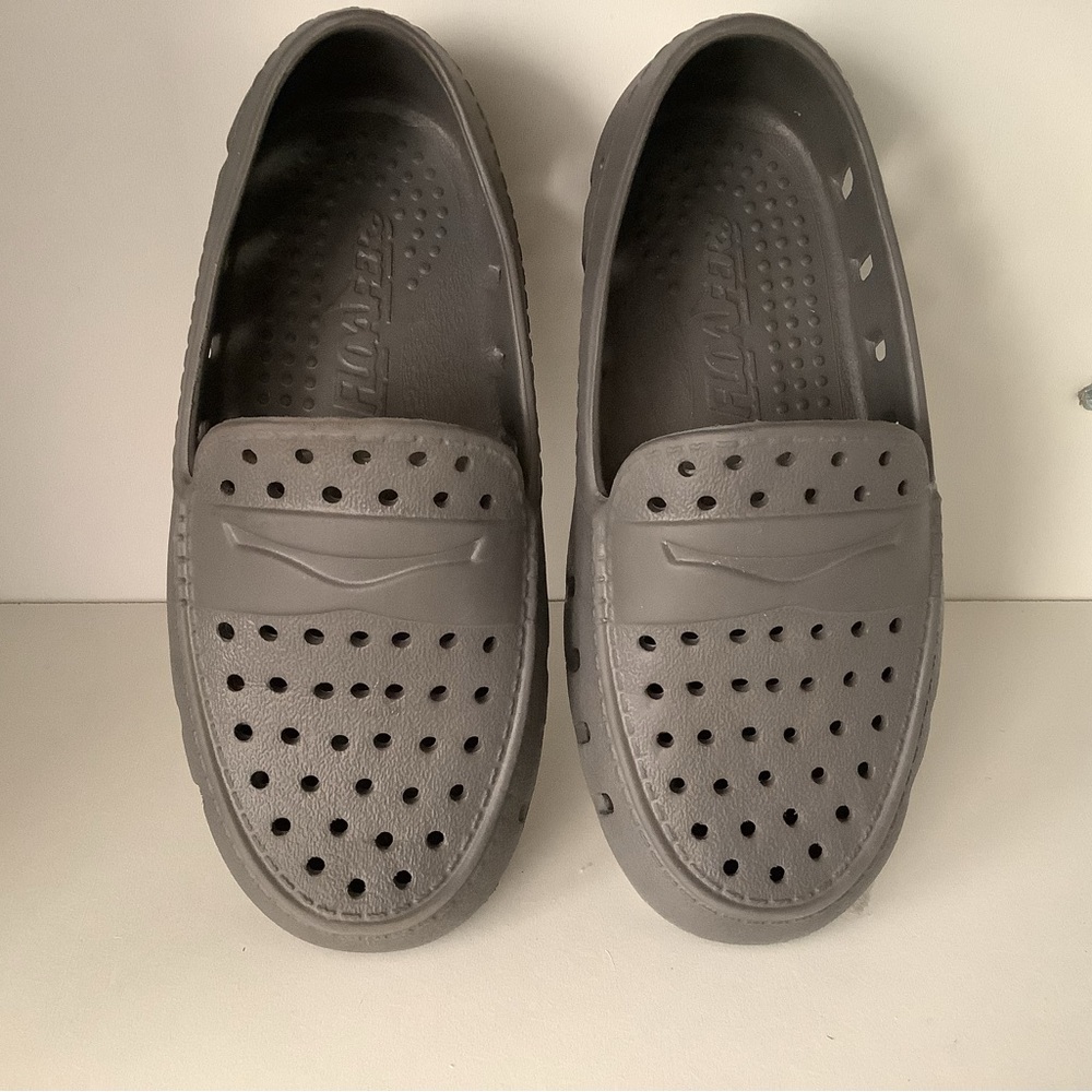 FLOAFERS Kids Prodigy Driver Perforated Water Shoes in Slate Sz 9 EUC